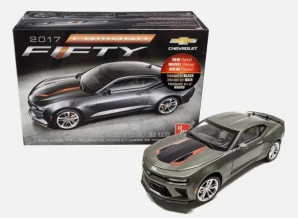 AMT1035M/12 - CHEVROLET Camaro 2017 Grau – 50-jähriges Jubiläum zum Zusammenbauen und Lackieren - 1