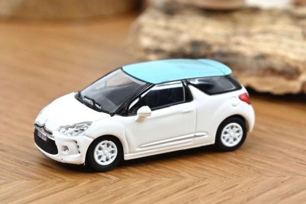 NOREV155254 - CITROEN DS3 2010 Weiß Eisdecke und Dach Blau Boticelli - 1