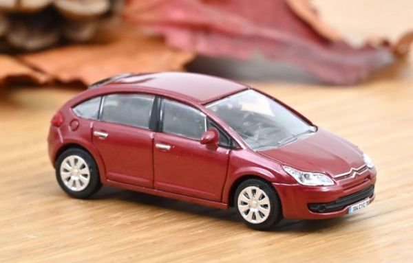 NOREV155496 - CITROEN C4 Limousine 2004 rot - 1