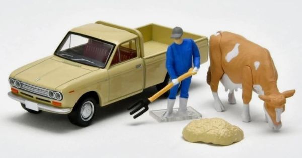 TOMLV-195D - DATSUN 1300 mit Bauer und Kuh - 1