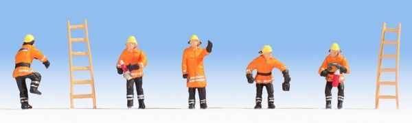 NOC15022 - Feuerwehrleute in orangefarbenen Outfits - 1