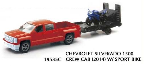 NEW19815E - CHEVROLET Silverado 1500HD mit Anhänger und blauem Motorrad abholen - 1
