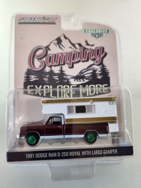 GREEN30409VERT - DODGE Ram D-250 Royal Red Pickup, Baujahr 1981, mit großem Wohnmobil, grüne Felgen, aus der CAMPING-Serie, in Blisterverpackung - 1