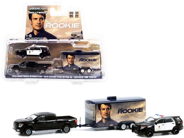 GREEN31130-C - NISSAN Titan XD PRO-4x 2019 mit 2-Achs-Anhänger und FORD Police Interceptor 2013 THE ROOKIE unter Blister. - 1