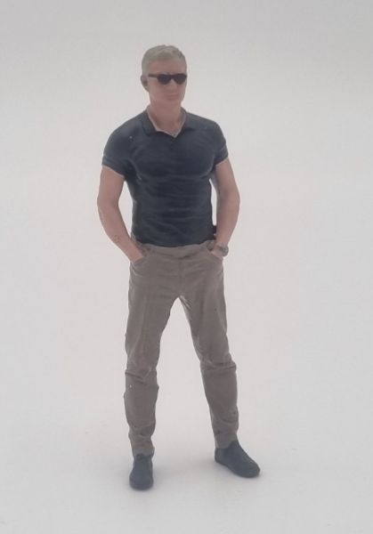 ATLAN32035 - Mann mit Händen in den Hosentaschen, T-Shirt und Sonnenbrille - 1