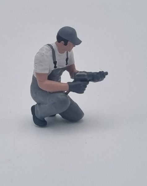 ATLAN32047_GRISC - Mechaniker kniet mit Schlagschrauber (hellgrau) - 1