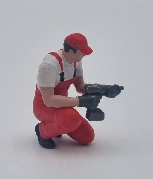 ATLAN32047_ROUGE - Mechaniker kniet mit Schlagschrauber (rot) - 1