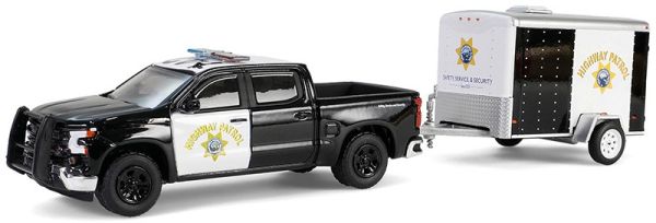 GREEN32315-C - CHEVROLET Silverado 2023 California Police mit Anhänger aus der HOT PURSUIT-Serie in Blisterverpackung - 1
