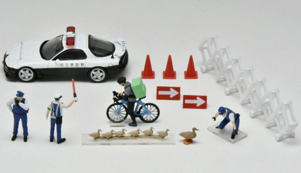 TOM328544 - Polizeiszene 2 mit MAZDA RX-7 Polizeiwagen und Zubehör - 1