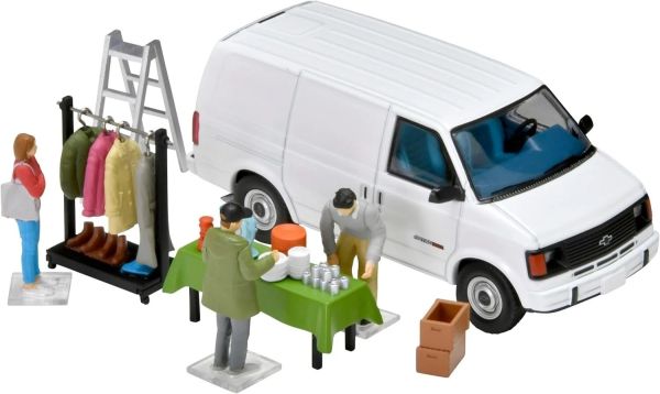 TOM333845 - Flohmarkt mit einem weißen Chevrolet Astro Van und Zubehör - 1