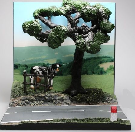AKI0127 - Diorama Landstraße mit Baum und Kuh - 1