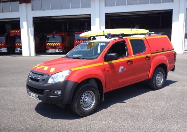 ALARME0030 - ISUZU D-MAX Doppelkabinen-Feuerwehrmann SDIS 64 Coastal Rescue limitiert auf 375 Exemplare - 1