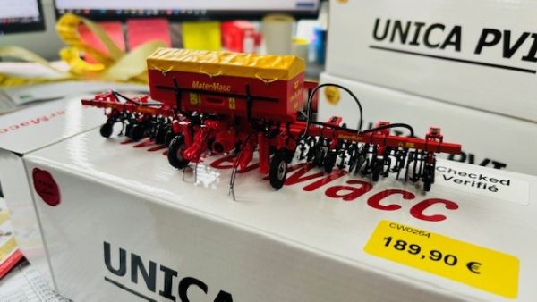 CW0264 - Hackmaschine MaterMacc mit rotem Trichter - 1