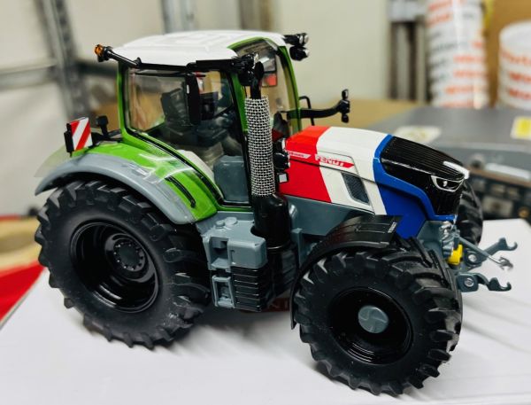 CW0290 - FENDT 728 Vario blau-weiß-rot - 1
