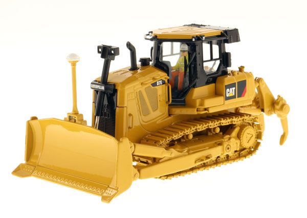 DCM85224 - Bull CATERPILLAR D7E mit Fahrer und Metallbox - 1