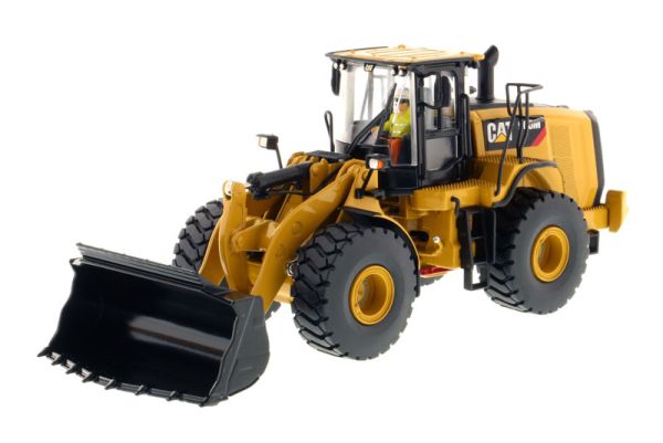 DCM85928 - CATERPILLAR 966M Radlader mit Fahrer und Metallkiste - 1