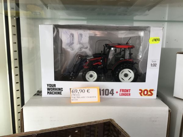 CW0104 - VALTRA mit rotem Ladegerät - 1