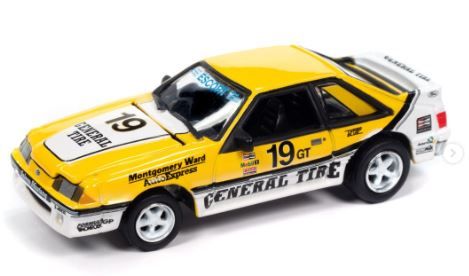 JLCT014-3A - 1988 FORD Mustang GT – Sallen General Tire Nr. 19 in Weiß und Gelb aus der COLLECTOR TINS-Serie 2024 TINS-Serie in Blisterverpackung - 1