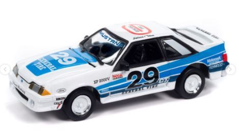 JLCT014-3B - 1988 Ford Mustang GT – Saleen General Tire #29 in Blau und Weiß aus der COLLECTOR TINS-Serie 2024 (Blisterverpackung) - 1