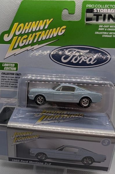 JLCT016B-C - 1965 Ford Mustang 2+2, blau, aus der Collector Tins Serie 2025, in Blisterverpackung - 1