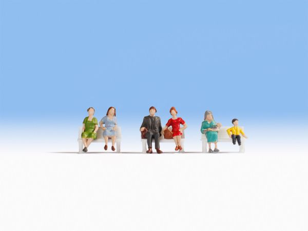 NOC18131 - Sitzende Figuren - 1
