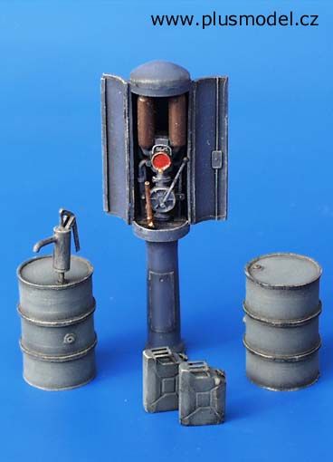 PLS056 - Tankstelle mit Miniaturkanistern und Kanistern zum Zusammenbauen und Bemalen - 1