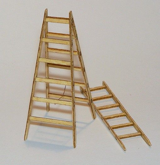 PLS397 - 2 Miniatur-Leitern zum Zusammenbauen; 6 cm hoch - 1