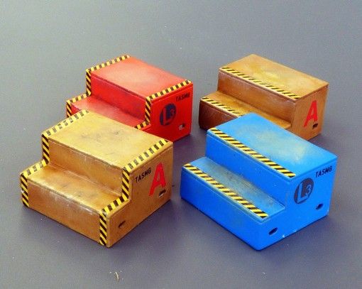 PLSAL4071 - 4 Miniaturschritte zum Zusammenbauen und Bemalen; Abziehbilder werden mitgeliefert - 1