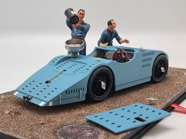 PANTHEON025 - BUGATTI Typ 32 – PANZER – Grand Prix der ACF Tours 1923 mit offener Motorhaube, 2 Figuren und Abziehbildern - 1