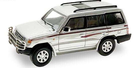 HER87MC000042 - MITSUBISHI Pajero silber - 1
