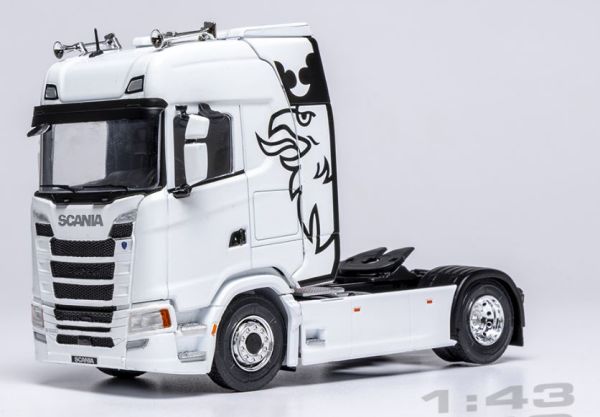IXOTR234.22 - Weiß dekorierter Scania S-Serie 2020 4x2 - 1