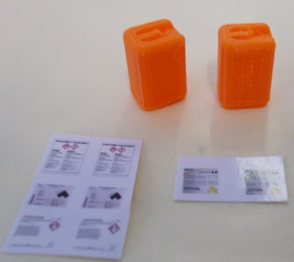 UM168_ORANGE - 2 orangefarbene 20-Liter-Miniaturkanister mit Aufklebern - 1