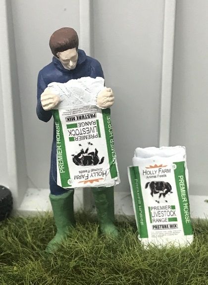 WM078J - Bauer entleert einen Sack mit Pferdefutter - 1