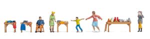 NOC16281 - 5 Figuren mit Tischen zum Thema Flohmarkt