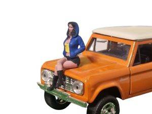 ATLAN32022_BLEU_JAUNE - Sitzende Frau mit blauem und gelbem Kapuzenpullover