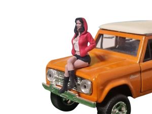 ATLAN32022_ROUGE_BLANC - Sitzende Frau mit rot-weißem Kapuzenpullover