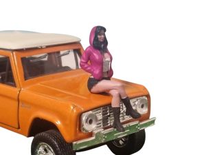 ATLAN32022_ROSE_NOIR - Sitzende Frau mit rosa und schwarzem Kapuzenpullover