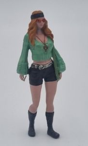 ATLAN32034 - Frau in Shorts und Sonnenbrille