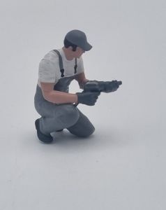 ATLAN32047_GRISC - Mechaniker kniet mit Schlagschrauber (hellgrau)