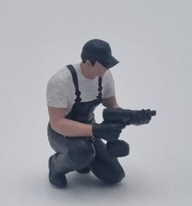 ATLAN32047_GRISF - Mechaniker kniet mit Schlagschrauber (dunkelgrau)