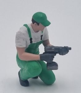 ATLAN32047_VERT - Mechaniker kniet mit Schlagschrauber (grün)