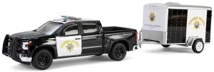 GREEN32315-C - CHEVROLET Silverado 2023 California Police mit Anhänger aus der HOT PURSUIT-Serie in Blisterverpackung