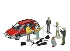TOM325239 - Straßenmusik mit rotem Honda Civic Shuttle und Zubehör