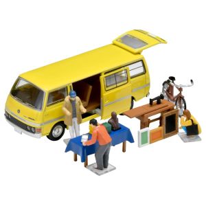 TOM325246 - Flohmarkt mit gelbem NISSAN Homy Van und Zubehör