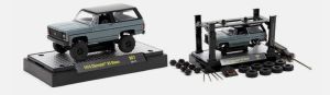 M2M-37000-67-A - Chevrolet K5 Blazer 1974 grauer Modellbausatz in Blisterverpackung
