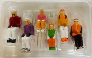 JC54200 - 6 sitzende Figuren mit Skiern - Zufällige Farben