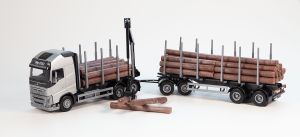 EMEK70301 - VOLVO FH16 6x4, grauer Sattelzug mit 2+2-achsigem Holztransportanhänger