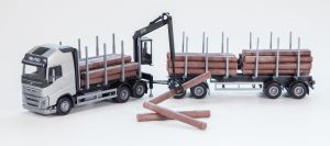 EMEK71301 - VOLVO FH16 6x4, grauer Sattelzug mit 2+2-achsigem Holztransportanhänger und Entladekran