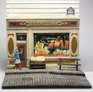 AKI0128 - Diorama Bäckereifassade mit Bürgersteig und Figur Größe H14 cm x B 15 cm x T14 cm