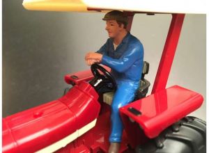 ADF32140 - sitzende Figur
